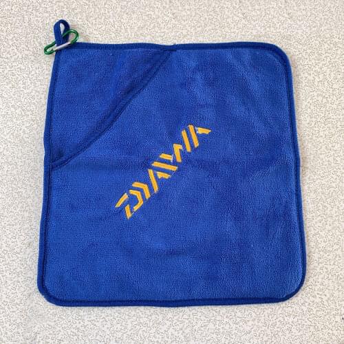 Daiwa Double Layer Fishing Microfiber Bait Towel with Carabiner Clip Thickening Non-Stick Absorbent Pesca Hiking Towel 3 Colors