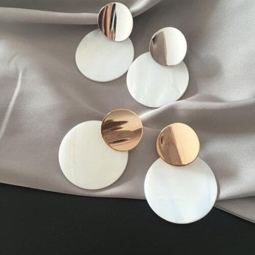 Irregular Design Luxury Natural Shell Pendant Earrings Round Metal Piece Shell Earrings for Women Gifts Party Jewelry Wholesale