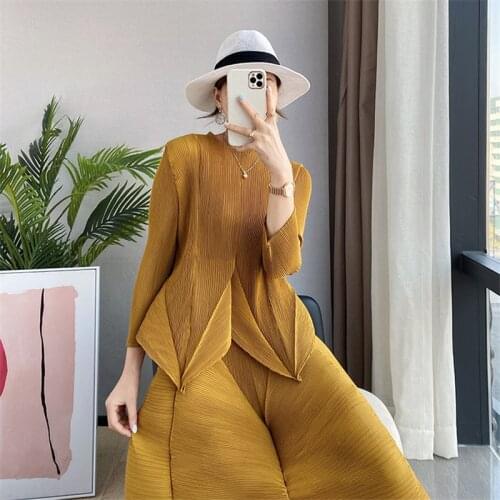 Miyake pleated womens suit fashionable and comfortable flower bud skirt t-shirt two-piece ruffled blouse and pleated lace skirt