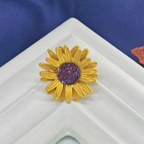 Retro Small Pin Flower Brooches Sunflower Jewelry Crystal Rhinestone Female Male Metal Dress Shirt Collar Pins Women Accessories