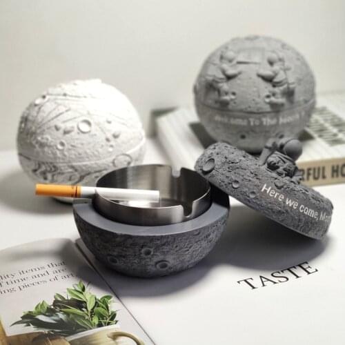 Nordic astronaut ashtray light luxury ins wind creative personality trend home living room ashtray with lid anti-smoke