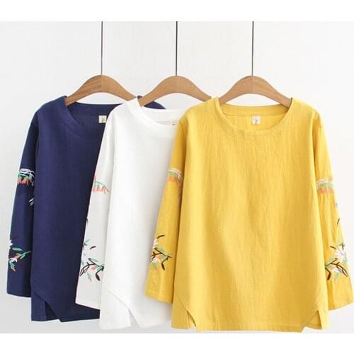 Pure cotton embroidered long-sleeved large size base shirt 2021 spring and autumn new T-shirt retro womens white top mom