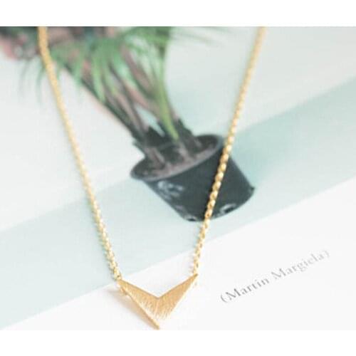 1Pc Fashion Mix Color Jewelry Big V Letter Pendant Simple Necklace Fit For Summer Dress Best Friend Gift Free Shipping