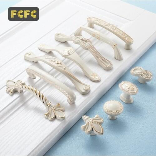 FCFC Lvory White Handle Drawer Closet Gold Handle Cabinet Door Cabinet European Invisible Door Handle Modern Pulls Hole Konb