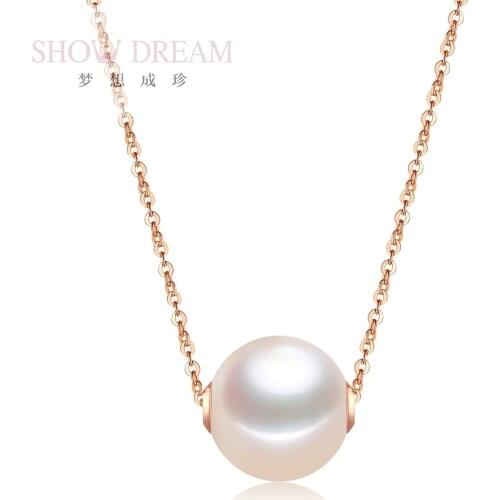 A classic 18k gold Passepartout Freshwater pearl necklace, this is a super delicate and beautiful piece for summer goddesses