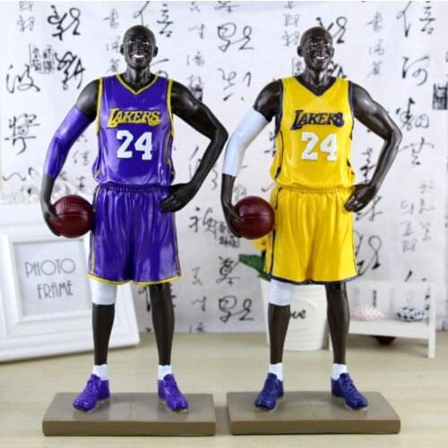 Big-size basketball star curry James Bryant out to decorate a boys birthday present with personage resin statues Home dies