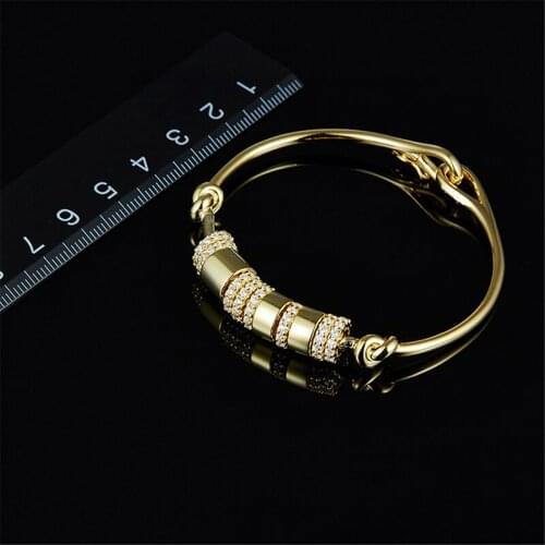 Xin JIU NAI Bracelets With Diamonds
