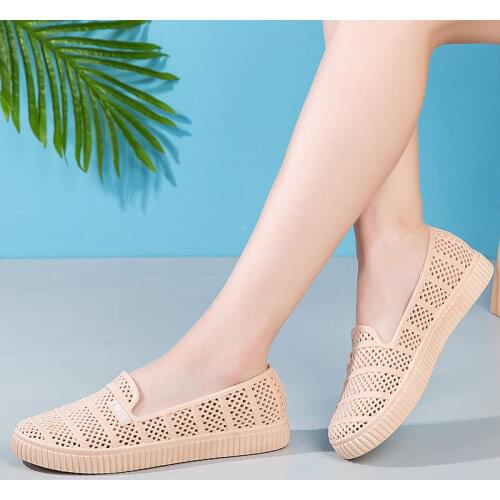 Womens Flat Shoes Summer 2021 New Hole Shoes Fashion Hollow Mother Shoes Non-slip Wear-resistant Outer Sandals and Slippers