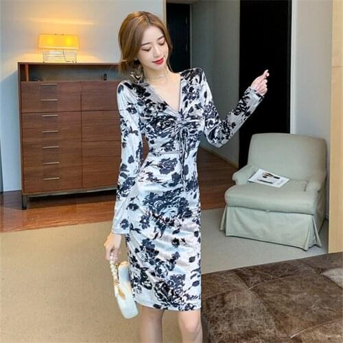 Real shot 2021 autumn and winter new gold velvet V-neck pleated long-sleeved slim bag hip party dress