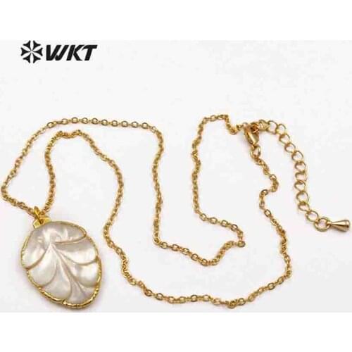 WT-JN057 Natural Shell Pendant With Dainty Crave In Floral Shape Inlay 18'' Inch Long Gold Layer Necklace Bohemia Gift For Women