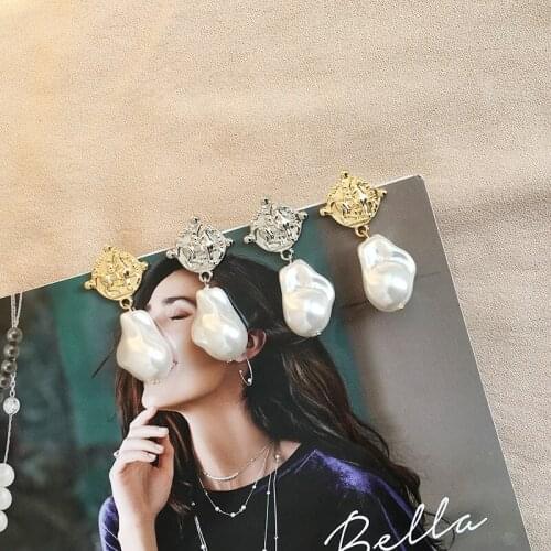 Ruifan Europe Fashion Irregular Baroque Pearl Earrings Women Gold Color Coin Shape Stud Earring Summer Party Jewelry YEA308