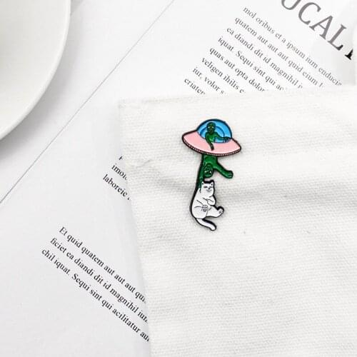 Creative cartoon funny alien UFO cat modeling metal Brooch fashion decoration pin clothing bag accessories