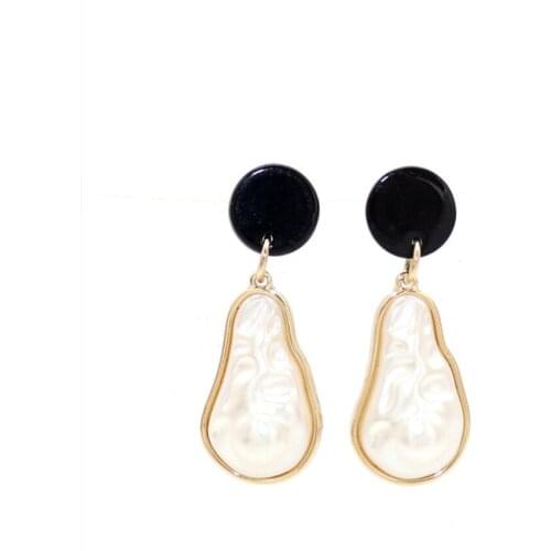 Light Yellow Gold Color Irregular Shape Imitation Pearl Stud Earrings for Women Black Resin Jewelry
