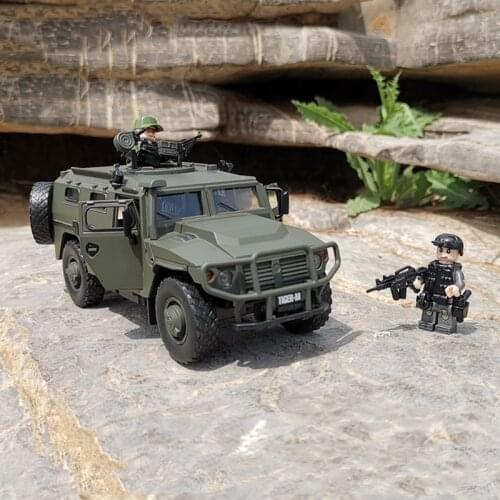 1/32 Russian Tiger Armored Car M-type Riot Military Alloy Model Five-door Sound and Light Metal Toy Car Collection Display Gift