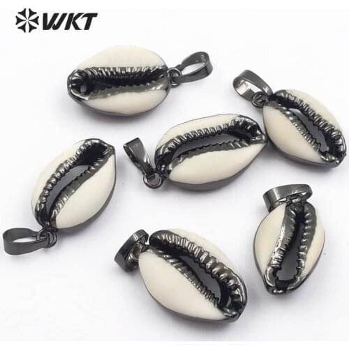 WT-JP026 Hot Sale Natural Raw Cowrie With Black Gun Plated Pendant Tiny Cowrie Shell Pendant For Women Jewelry Making
