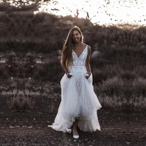 Charming V Neck Beach Wedding Dress Lace Appliqued Bridal Gown Tulle Floor Length Open Back A-Line Sleeveless Vestido De Novia