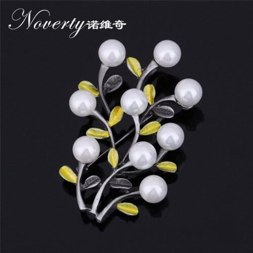 Fashion Vintage Zinc Alloy Grass Shape Brooch Pearl Chain Scarves Buckle Accessories for Women Party Gifts