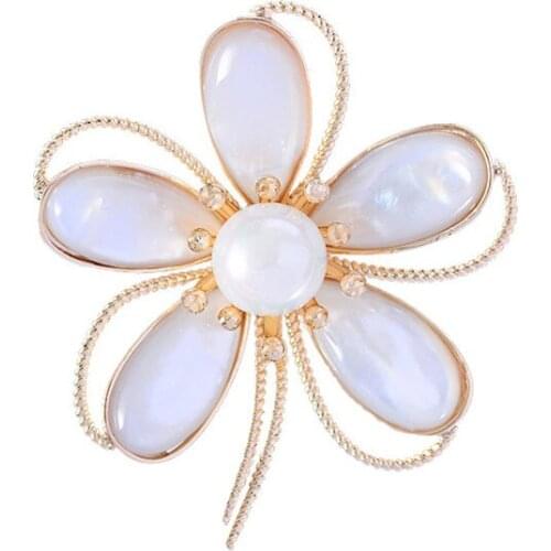 New Sale Elegant Woman Brooches Shell Flower Crystal Brooches Pins Fashion Jewelry Clothes Temperament Brooch Accessories
