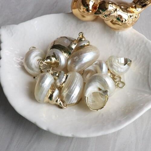 20-30MM 20Pcs 100% Natural Pearl Conch Shell Gold Side Jewelry Charms Pendants Jewellery Accessories Findings