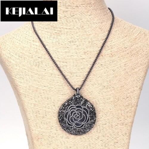 KEJIALAI Bohemian Flower Pendant Necklace Round Shape Charm Paved with Full Rhinestone Hollow Flower Simple Design Fashion Gift