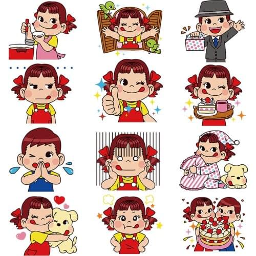 The cute little girl licking her tongue prints a heat transfer simple iron to print stickers on children’s T-shirt bags