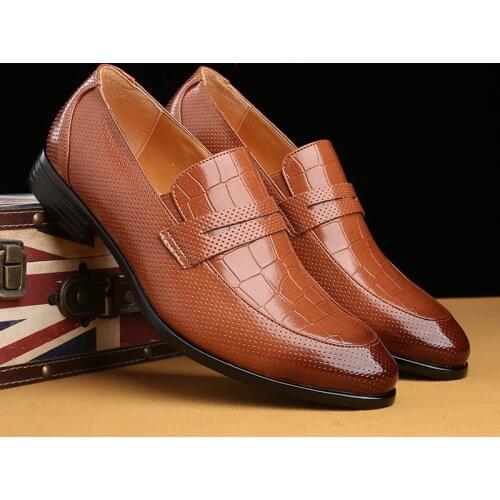 2021 New European Pointed Leather Mens Shoes Business Formal Casual Breathable and Wear-resistant Punk Wind Loafers Shoes