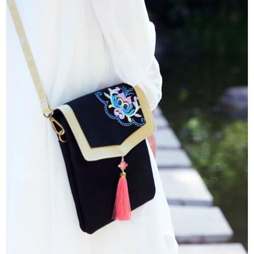The new 7 inch screen hanfu oblique palaeowind tassel phone package bag female green canvas