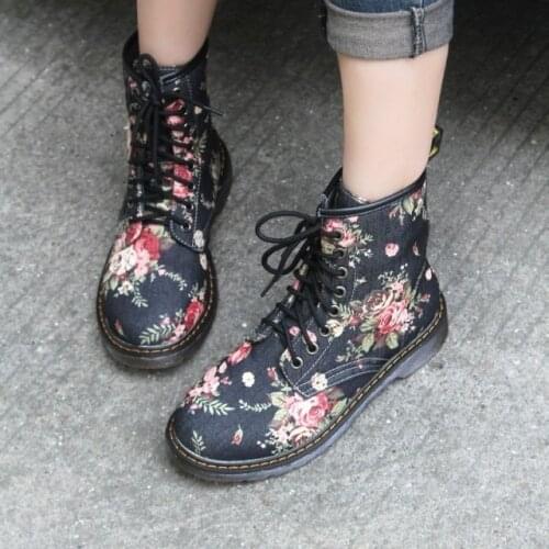 Hot New style western cowboy style European and American handsome small floral flat heel ankle boots high top Martin boots