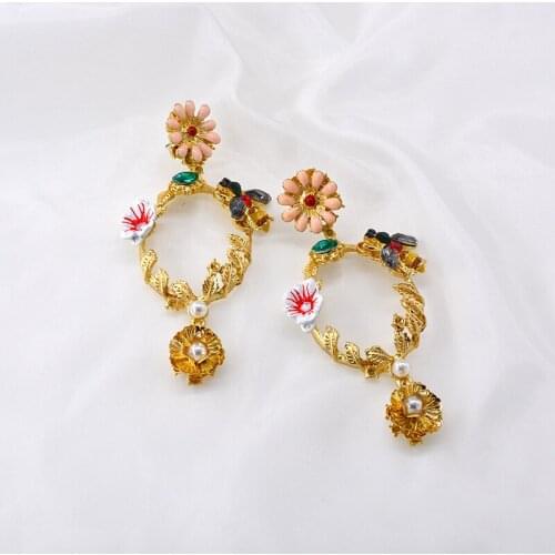 European And American Girl Heart Dripping Oil Flower Acrylic Inlaid Gem Bee Metal Elegant Sweet Exaggerated Ear Jewelry Female