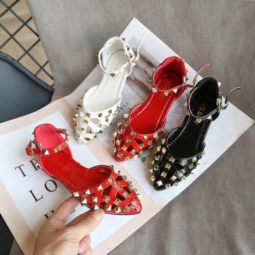Girl sandals 2021 new Korean version of the stylish rivet breathable princess shoes in the big child soft bottom hollow pointed