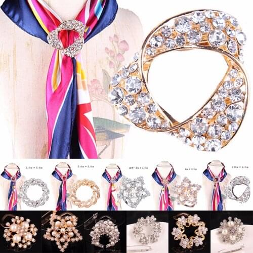 2021 New Flower Imitation Pearl Silk Scarf Brooches Pins Clip Buckle Hold Shawl Scarves Buckle Crystals Women Jewelry Brooches