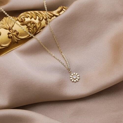 Korean Sweet Metal Flower Pendant Necklaces for Women Shiny Rhinestones Gold Color Chain Daisies Charm Choker Necklace Jewelry