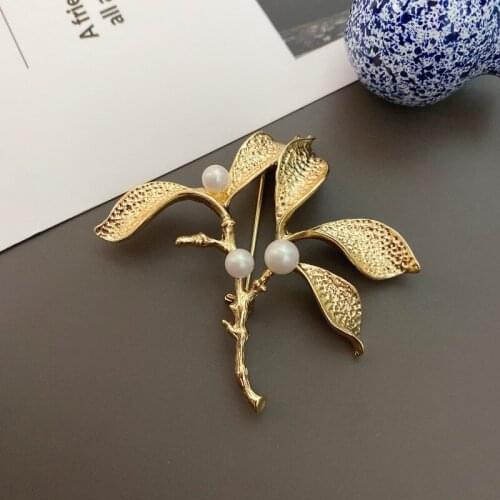 Plant Imitated Pearl Brooches Alloy Texture Exquisite For Women Gift Coat Pins Accessories