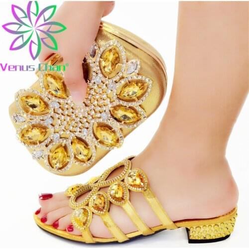 Nigerian Fashion New Arrival Italian Design Crystal and Appliques 2021 Decoration Style Women Shoes and Bag Set in Golden Color