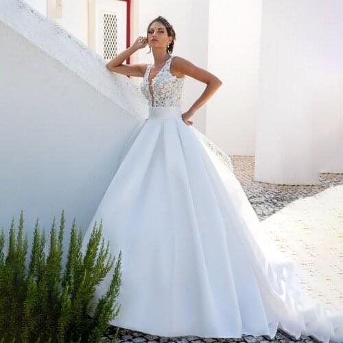 Sexy Latest Arrival Lace Long Sleeves Bridal Wedding Gowns Appliques Slide Split V-Neck Short Sleeve Backless A-Line Bridal Gown