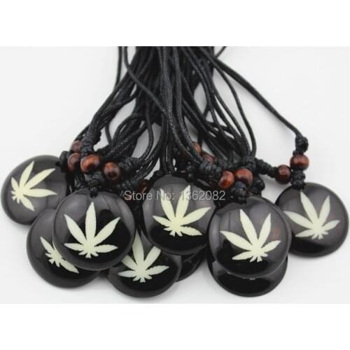 12PCS/LOT Round Dog Tag Resin Carved Weed Lucky leaf Charm Pendants Necklaces Gift MN359
