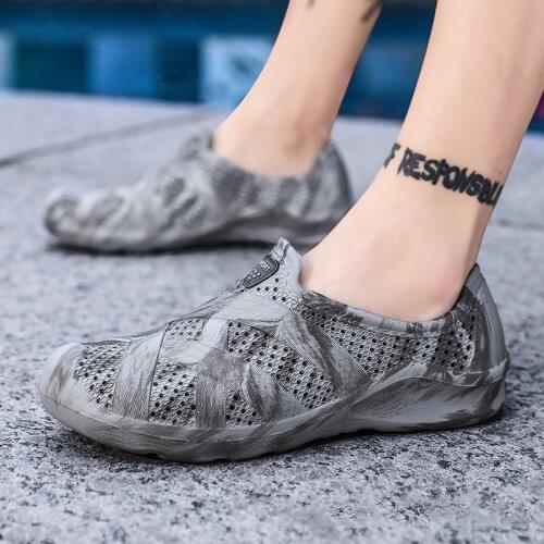 2020 Summer mens sandals daily outdoor beach concise men Garden shoes Breathabl Casual Flat Slip On Flip Flops Men Hollow Shoes