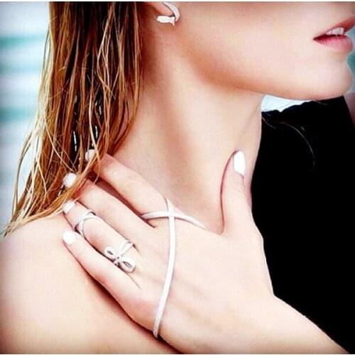 The luxurious and high-grade drill bangles cross palm bangles for women