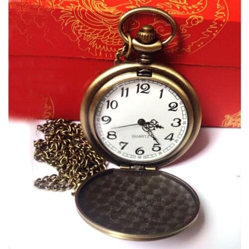 A retro-style pocket watch bursts with a necklace of a classical commemorative pocket watch as a gift карманные часы relogio 50