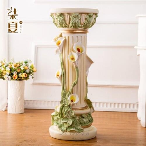 Handicraft products and creative household decorations are displayed on the floor American and Nordic decorations