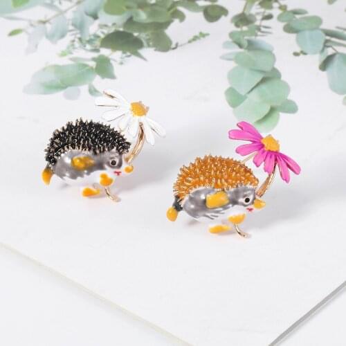 2021 Cute Yellow Lovely Hold Flower Pins Hedgehog Brooches Women Pink Animal Pet Party Wedding Causal Brooch Gift Whlesale