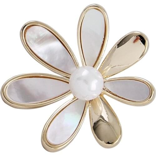 New Fashion Elegant Daisy Flower Brooches for Women Pearl Corsage Luxury Jewelry Sweater Suit Lapel Pins Clothing Accessories