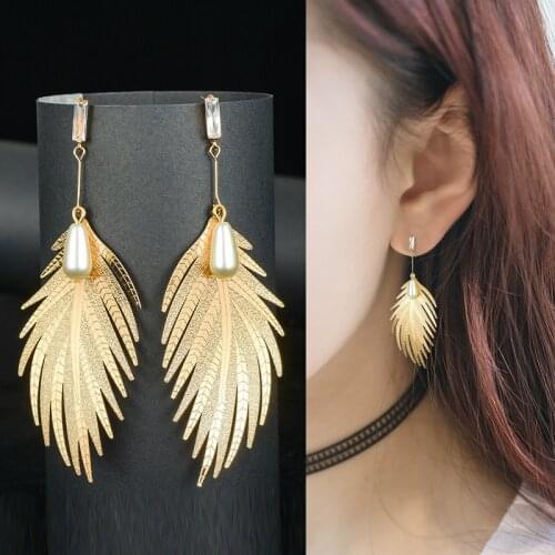 2020 Korean version of the new earrings for girls creative environmental protection plating feather shape pearl earrings