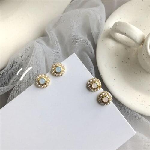 2020 new design sense Baroque niche retro imitation pearl flower small earrings Korean fashion gift statement earrings for women