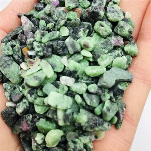 Tumbling gem Red, green, treasure natural quartz mineral is used to heal chakras