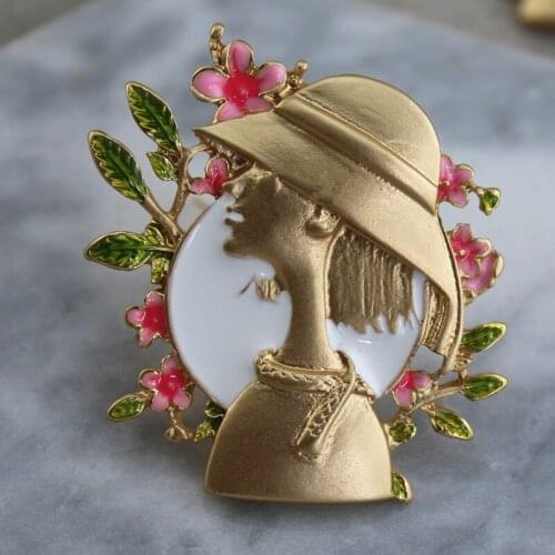 Portrait style brooch matte gold elegant dress of mature lady retro fashion all-match corsage Qingdao factory