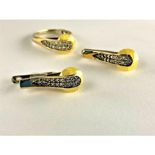 Silvery Yellow round stone ring On top of the elegant 17 white stone earrings On top of the 17 elegant white stone 2 rings +1 p