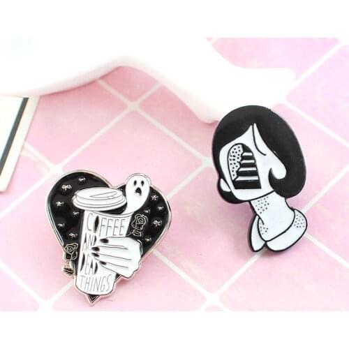 Hip-hop Style Short Hair and Black Heart Witch Brooch Holding Drug Bottle Dead Soul Girl Head Personal Pin Halloween Gift