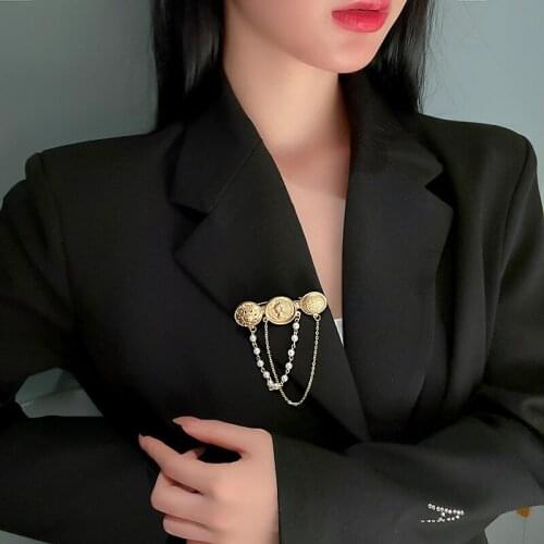 U-Magical Luxury Vintage Gold Circle Imitation Pearl Queen Portrait Brooch for Women Chain Rhinestone Tassel Brooch Jewellery