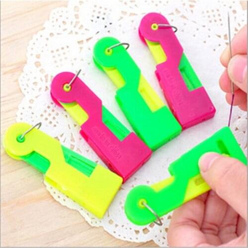 1pcs Elderly Use Automatic Easy Sewing Needle Device Threader Thread Guide Tool Random Color